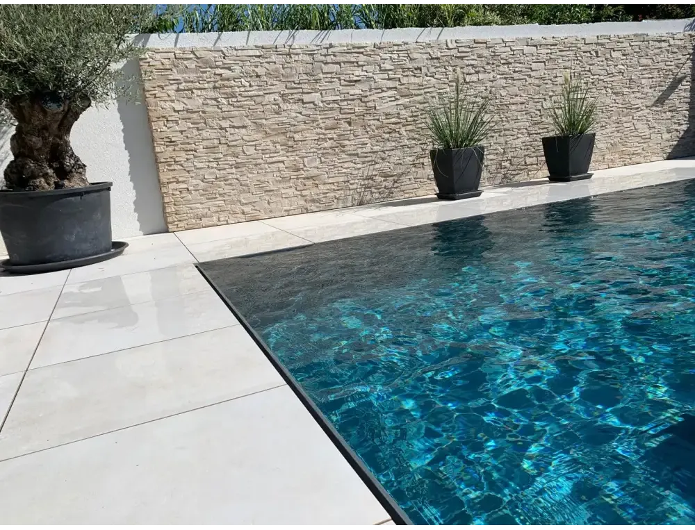 Pooltime Exclusive overflow pp pool i kristallklar turkos nyans med svarta kanter